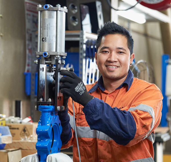 Installing a pneumatic actuator on a control valve